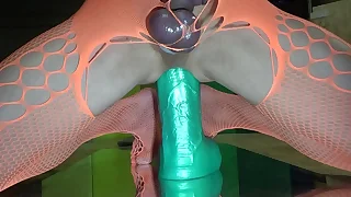 Extremeslut66 reitet auf Monsterdildo